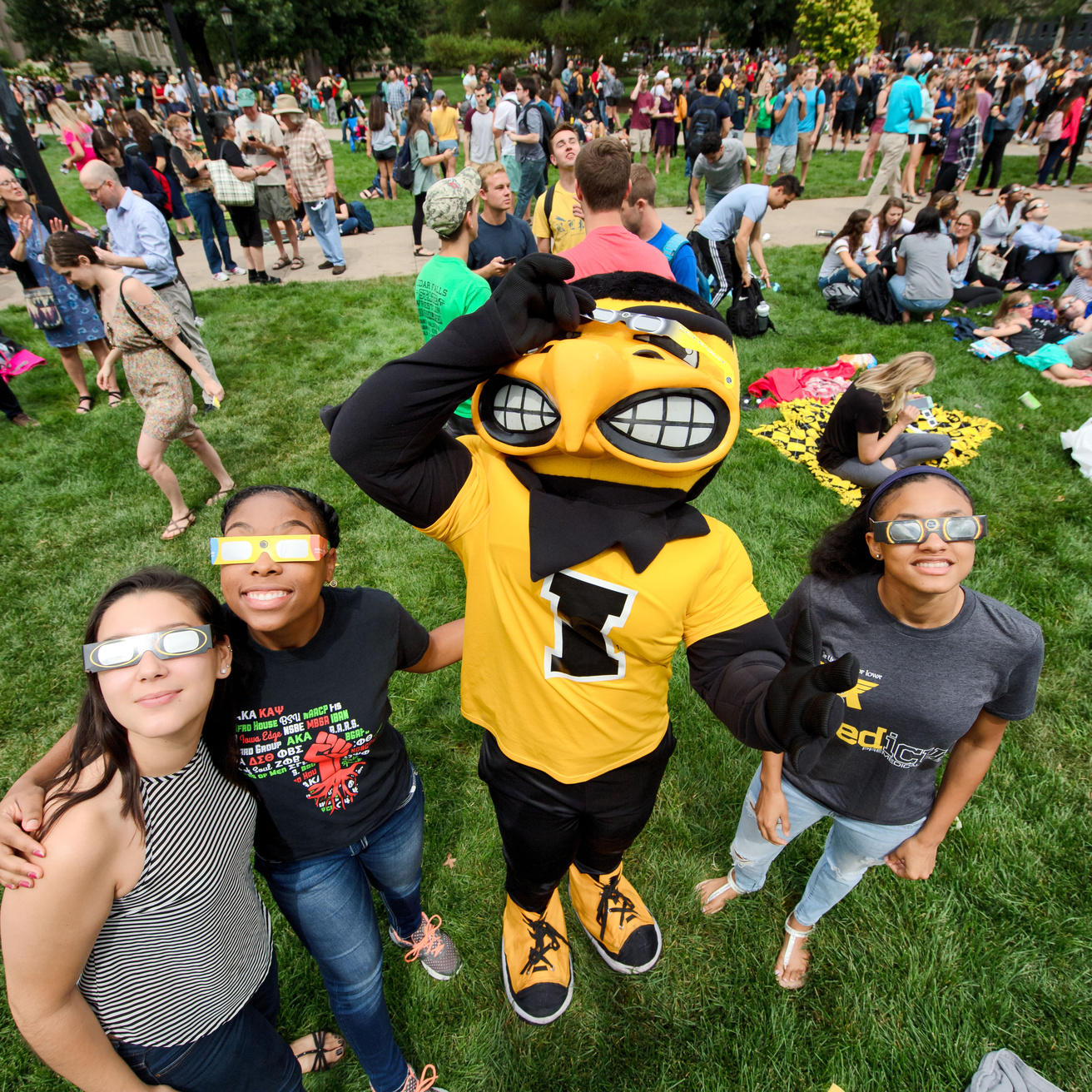 Herky and students looking at solar eclipse